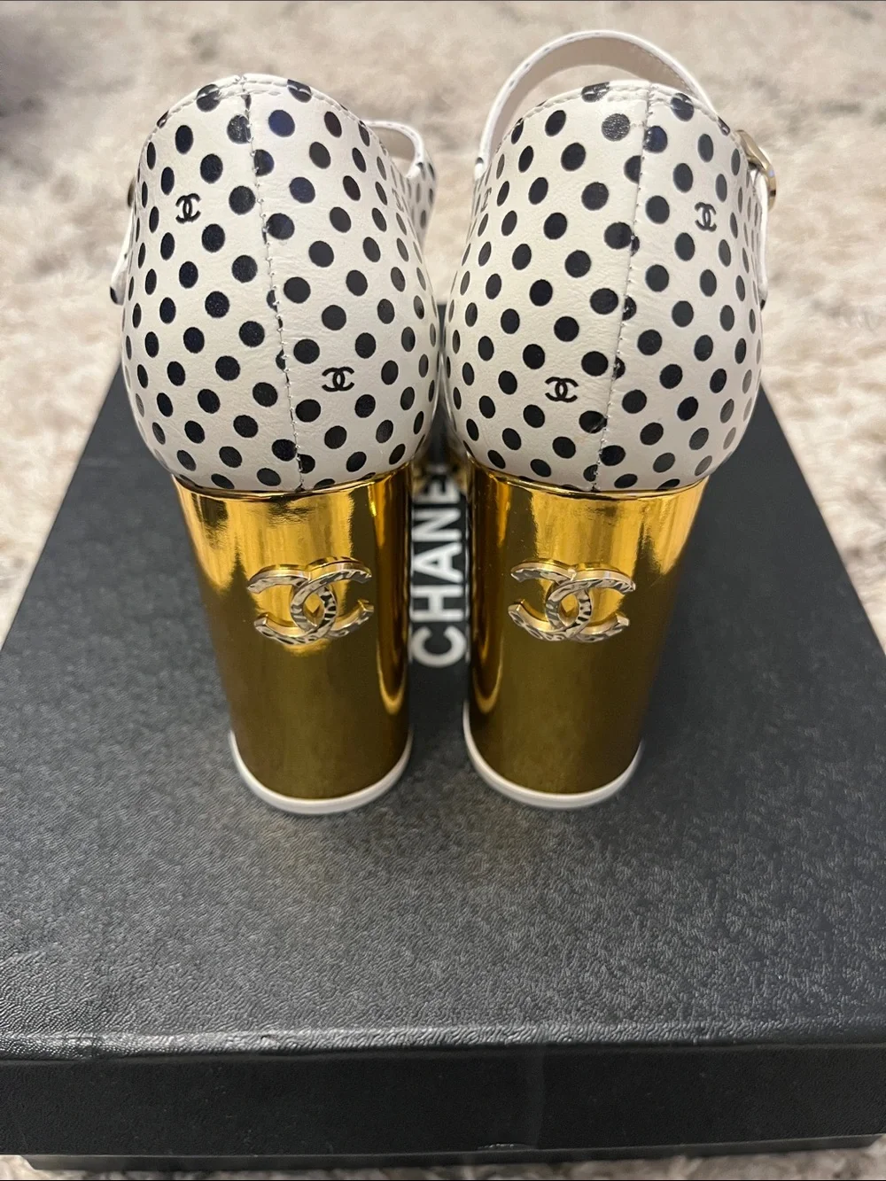 Chanel polka dot heels. Printed calfskin. Ivory. Black. Gold. Size 37. New.